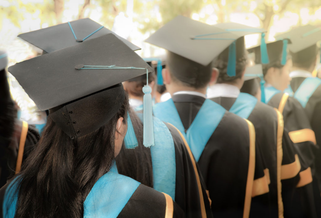 Graduate finish. Бакалавр наук. Академические шапочки в воздух. Академические шапочки в небе фото.